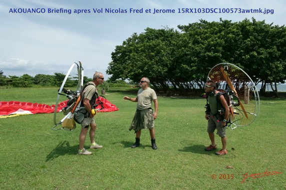 058 AKOUANGO Briefing apres Vol Nicolas Fred et Jerome 15RX103DSC100573awtmk.jpg
